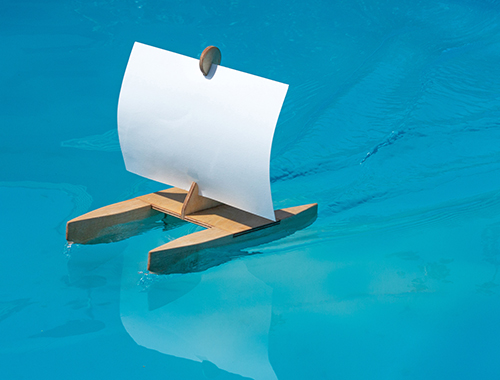 Kári , das Segelboot von Spielzeug Kraul flitzt übers Wasser!