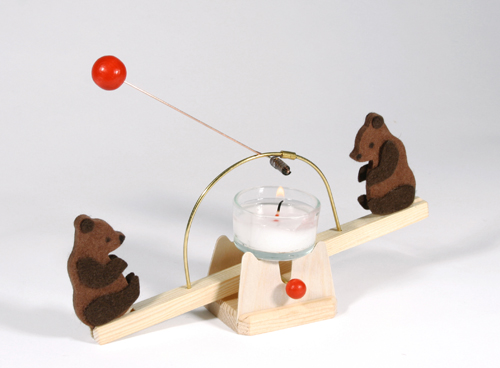 Die Bärenwippe von Spielzeug Kraul wird von einer Kerze angetrieben